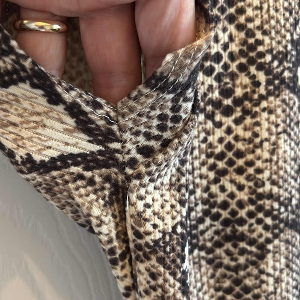 Animal print short sleeved body suit - Picture 7 of 15